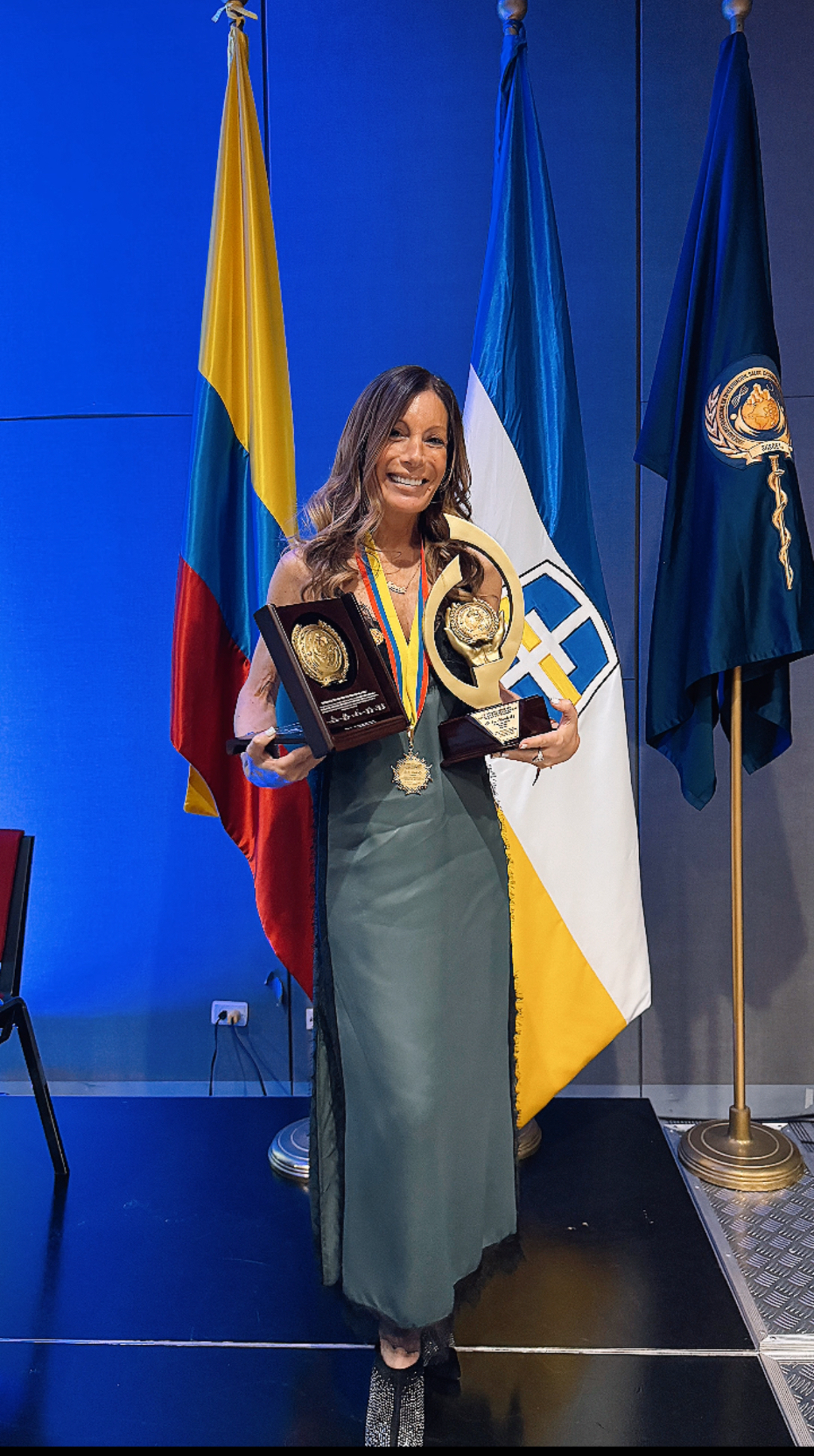 Dra. Marcela Ré con el trofeo y la medalla del Caracol de Oro, Health Sciences Awards